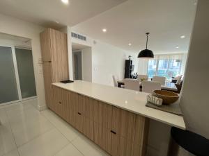 Stunning apt! Oceanview! Parking included的厨房或小厨房