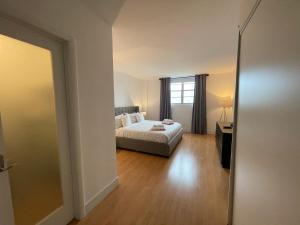 Stunning apt! Oceanview! Parking included客房内的一张或多张床位