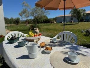 een witte tafel met een fruitschaal erop bij B&B Sensorial Experience in Villamassargia