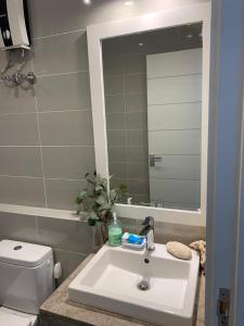 ein Badezimmer mit Waschbecken, Toilette und Spiegel in der Unterkunft Caesar Bay Resort Ras Al Hekma in Dawwār Abū Duray‘ah ‘Abd al Karīm + 13 Fotos