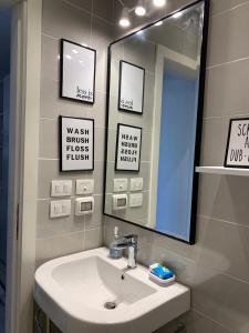 ein Badezimmer mit Waschbecken und großem Spiegel in der Unterkunft Caesar Bay Resort Ras Al Hekma in Dawwār Abū Duray‘ah ‘Abd al Karīm