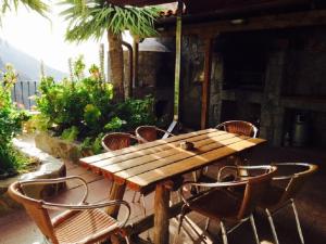 a wooden table and chairs on a patio at Alojamiento Rural La Montaña in Tejeda