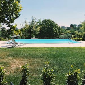 een zwembad in het midden van een park bij Angelucci Agriturismo con Camere e Agri Camping in Lanciano