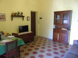 uma sala de estar com uma mesa e uma televisão em Casa Arenella em Palermo