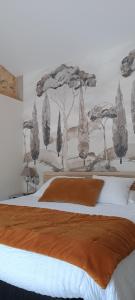 sypialnia z dużym łóżkiem z obrazem drzew w obiekcie Le Mas De La Seuve w mieście Richerenches