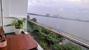 Svalir eða verönd á Hanoi Home 2 - Lake View Apartment