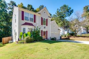 Casa blanca con persianas rojas y patio en Atlanta-Area Home with Yard about 2 Mi to Six Flags, en Austell