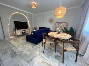 a living room with a blue couch and a table at Casa de Beatriz Vera Costa bajo in Vera