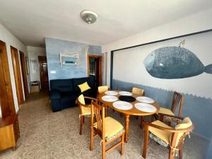 a dining room with a table and chairs at Apartament Mar Bella Azul in Miramar