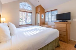 En eller flere senge i et værelse på RiverPointe Napa Valley Resort + 61 billeder