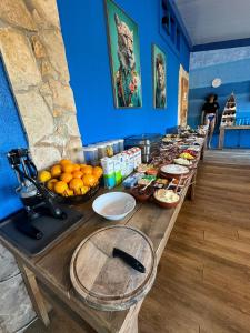 uma mesa longa com um monte de comida em Oasis Camp Portugal em Lagoa