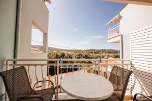 una mesa y sillas en un balcón con vistas en Hotel Marialena en Potos