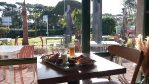 - un plateau de nourriture sur une table dans l'établissement Les Jardins de L'Ocean - Climatisé, à Biscarrosse-Plage