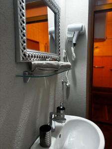 bagno con lavandino bianco e specchio di Apartment Mila a Sarajevo