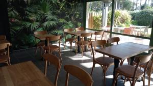 uma fila de mesas e cadeiras num restaurante em Les Jardins de L'Ocean em Biscarrosse-Plage
