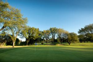uma vista para um campo de golfe com um putting green em Super 8 by Wyndham Saskatoon Near Downtown em Saskatoon
