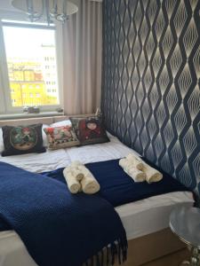 una camera da letto con un letto e asciugamani di Lustrzany Skwer a Gdynia