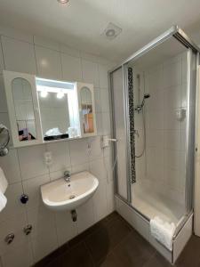 Ein Badezimmer in der Unterkunft Hotel Alt Montjoie