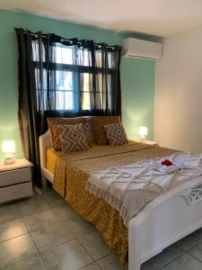 Postel nebo postele na pokoji v ubytování Bas de villa de 3 chambres et spa