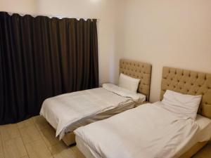 2 camas en una habitación con ventana en Aldau Heights, en Hurghada