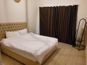 Un dormitorio con una gran cama blanca y una ventana en Aldau Heights, en Hurghada