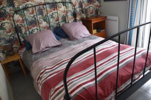 sypialnia z łóżkiem z metalowym zagłówkiem w obiekcie TY BIHAN w mieście La Bernerie-en-Retz