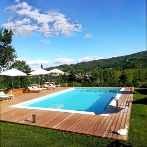 Bazén v ubytování Agriturismo Sant'illuminato nebo v jeho okolí