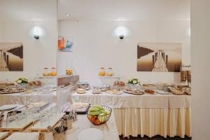 Makanan di atau berdekatan hotel