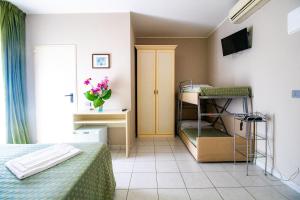 a small room with two bunk beds and a television at Di Matteo Hotel in Roseto degli Abruzzi