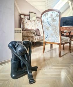 uma estátua de um sapo sentado no chão numa sala em KLARA Vracar em Belgrado