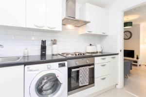 A kitchen or kitchenette at Sleeps 4 Monthly Discount WIFI Free Parking