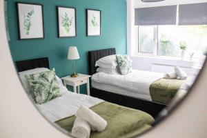 A bed or beds in a room at Sleeps 4 Monthly Discount WIFI Free Parking