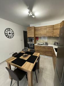 Dapur atau dapur kecil di Sirius 2 Bedroom Apartment in Gzira