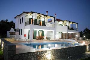 Фотография из галереи Alonnisos Anemologio Seafront Villa with Private Pool в городе Вотси