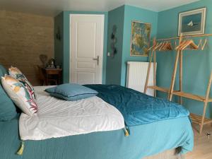 Letto o letti in una camera di Chambres d’hôtes de l’Ancienne Auberge