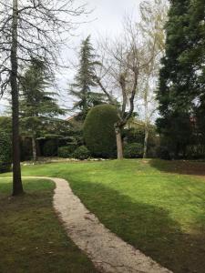 Ogród w obiekcie Caserio Arrigorri excelente ubicación jardín con barbacoa 14 plazas