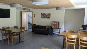 sala de estar con mesa y sofá en BnB Fellacher, en Adelboden