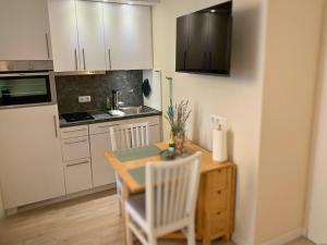 Dapur atau dapur kecil di Duhnentraum Bestlage ,Meerblick Balkon, Parkplatz, Aufzug, Wlan, Bettwäsche,Handtücher,Netflix uvm +22 gambar