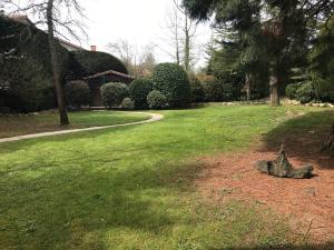 Ogród w obiekcie Caserio Arrigorri excelente ubicación jardín con barbacoa 14 plazas