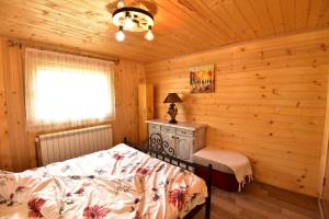 Postel nebo postele na pokoji v ubytování Kucica od drveta 1 + 37 fotografií