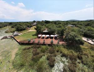 uma vista aérea de uma casa com um resort em Crocodile Pools Resort em Gaborone