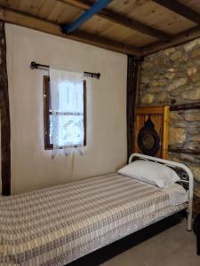 1 dormitorio con 1 cama y ventana en una habitación en Maison adorée, en Vrasná