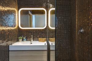 bagno con lavandino e specchio di Il Giardino di Agata a Mascalucia