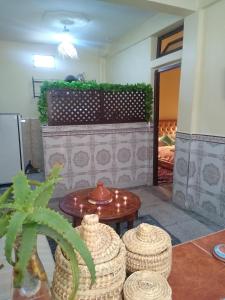 une chambre avec une table et une plante en pot dans l'établissement Casa Di Medina, à Tiznit