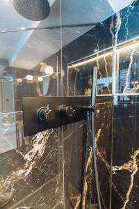 Phòng tắm tại Løk Historics luxury art-inspired loft in historic city centre!