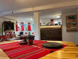 ein Esszimmer mit einem Tisch und einem roten Teppich in der Unterkunft Danielov dom in Tatranská Polianka