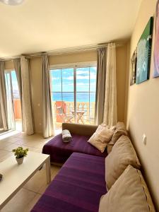 1 dormitorio con cama y vistas al océano en APARTAMENTO ANA, en Costa Calma
