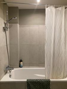 Foto dalla galleria di Only for ladies!! Comfortable shared homestay, Nice west cosy flat with balcony, near airport, train, beach, public transport, supermarket a Nizza