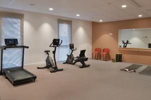 - une salle de sport avec plusieurs appareils d'exercice dans l'établissement Domitys l'Amarante, à Cahors