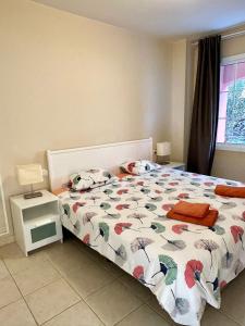 una camera da letto con un letto con un piumone e cuscini di APARTAMENTO ANA a Costa Calma